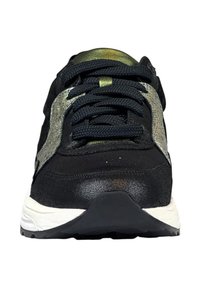 Zwarte sportschoen met een gestructureerde zwarte bovenkant, metallic zilveren accenten, zwarte veters en een witte zool; heeft een stevige constructie voor ondersteuning.