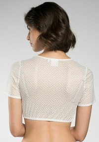 Weißes kurzärmeliges Crop-Top aus strukturierter Mesh-Stoff mit geometrischen Mustern, mit Rundhalsausschnitt und leicht verkürztem Saum.