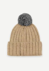 Berretto lavorato a maglia di un leggero color beige con un design a coste, dotato di un morbido pom-pom grigio sulla parte superiore. Texture soffice, stile informale e caldo.