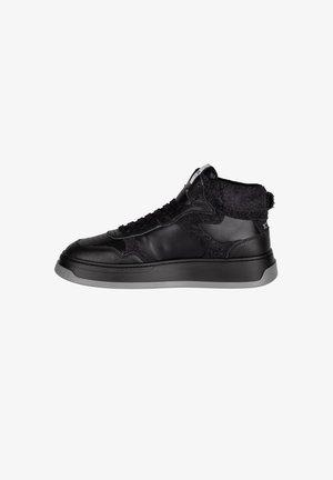 Czarny sneaker typu high-top z fakturowanej skóry i akcentami z miękkiego materiału, czarne sznurówki oraz gruba szara podeszwa, widoczny z lewej strony.