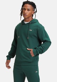 Fila BENGEL LANGARM LOGO EINFARBIG - Felpa con cappuccio - forest biome