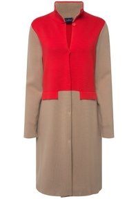 Manto di maglia con parte superiore rossa vivace e parte inferiore beige, dotato di colletto e chiusura frontale con bottoni. Tessuto testurizzato con accenti lisci.