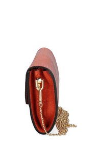 Clutch in pelle rossa texturizzata con catena dorata, caratterizzata da una chiusura magnetica e un rivestimento interno arancione in contrasto.
