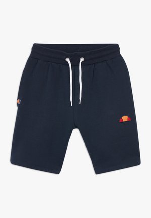 Short bleu marine avec taille élastique, cordon blanc et logo en demi-cercle orange-rouge sur la jambe gauche et petite étiquette logo sur le côté.