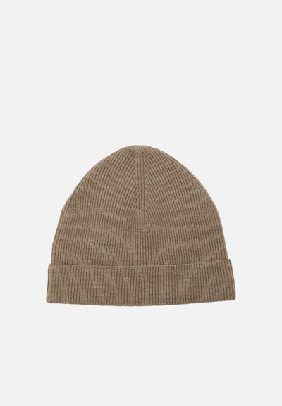 Gorro de malha canelada em um tom castanho médio com um punho dobrado. Textura suave e ajuste confortável, apresentando um design superior afunilado.