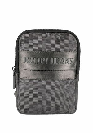 Petit pochon en tissu gris avec une fermeture éclair noire et "JOOP! JEANS" embossé sur une bande noire brillante horizontale près du haut.