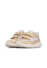 Sneakers beige e rosa per bambini piccoli con due cinghie in Velcro e spessi suole bianche testurizzate su uno sfondo bianco.