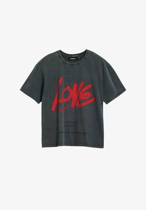 Siva pamučna majica s velikim crvenim natpisom "LOVE", slobodnog kroja i kratkim rukavima. Tkanina ima izblijedjeli izgled.