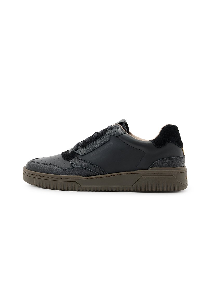 Sneaker nera realizzata in materiali in pelle e camoscio, con dettagli lisci e texture, profilo basso, punta rotonda e suola in gomma. Dettagli di branding discreti.