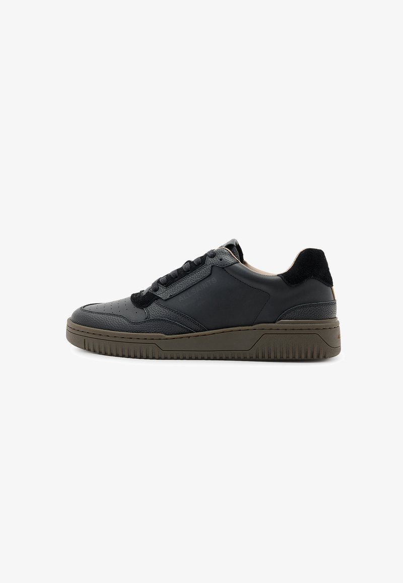 Sneaker nera realizzata in materiali in pelle e camoscio, con dettagli lisci e texture, profilo basso, punta rotonda e suola in gomma. Dettagli di branding discreti.