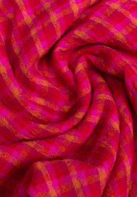 Gevlochten stof in felroze met een oranje dambordpatroon. Zachte textuur met een licht pluizige afwerking. Ideaal voor warme kleding of woondecoratie.