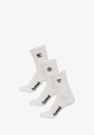 Tres pares de calcetines blancos con canalé, que cuentan con diversos bordados: un vehículo rojo, un logo circular y un logo triangular, todos con texto "hummel".