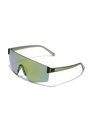 Occhiali da sole con lente verde e design elegante e angolare. Lente unica grande, sottile montatura nera e aste trasparenti verdi.
