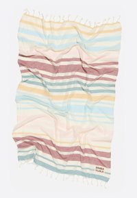 Gestreepte katoenen handdoek met blauwe, gele, roze en bordeauxrode horizontale strepen. Afgewerkte randen met franjes. Merkontwerp zichtbaar.