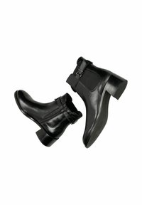 Černé kožené kotníkové boty se zapínáním na zip, detailem přezky a nízkým blokovým podpatkem. Mají hladkou texturu s elastickými bočními panely.