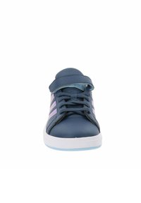 Scarpe sportive blu con una tomaia texture, dotate di una linguetta in rete, lacci e una fascia in Velcro. Presentano strisce di un violaceo chiaro sui lati.