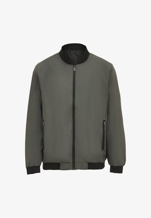 Bomberjack in donkergroen, gemaakt van soepele stof, met een zwarte ribgebreide kraag, manchetten, onderrand en twee zijvakjes met rits.