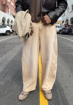 Bershka, BARREL JEANS - Jean baggy - camel