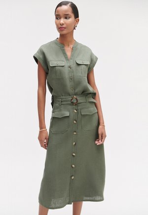 Robe en lin vert kaki avec des manches courtes, deux poches poitrine, et une ceinture en tissu assortie avec une boucle ronde ; design à boutonnière sur le devant.
