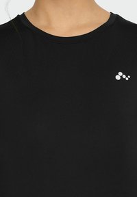 ONLY Play ONPCARMEN ON REG NOOS - T-shirt till träning - black