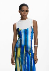 Rochie maxi colorată, cu dungi verticale albastre, verzi și galbene, cu un corp ajustat alb și detalii texturate de material pe cusături.