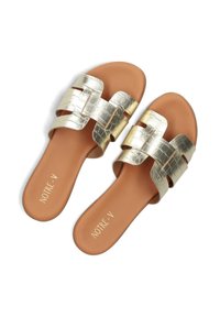Gouden faux leren slidesandalen met een textuur van krokodillenembossing op de band en een glad, tankleurig voetbed. Heeft een licht verhoogde hak. Merk: NOTRE-V.