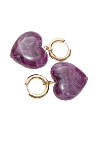 Herzförmige Ohrringe aus lila marmoriertem Harz mit glänzendem Finish, ausgestattet mit goldfarbenen Metallteilen und Hoop-Akzenten.