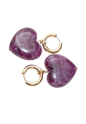 Herzförmige Ohrringe aus lila marmoriertem Harz mit glänzendem Finish, ausgestattet mit goldfarbenen Metallteilen und Hoop-Akzenten.
