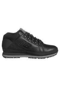 Scarpe alte nere realizzate in pelle e rete, con una superficie testurizzata, lacci rotondi e una suola in gomma dotata di un pattern di battistrada robusto.