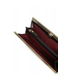 Zwarte portemonnee met een gouden sluiting, met een bordeauxrood interieur en een ritsvak. Bevat meerdere kaartenlades en een gestructureerd materiaal.