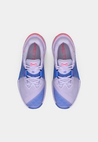 Pantofi sport cu un superior din plasă respirabilă în nuanțe de mov deschis și albastru, având un design cu modele, șireturi și accente roz pe talpă.