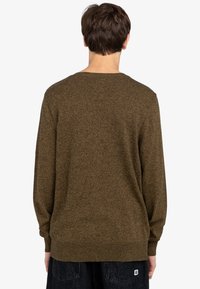 Brązowy sweter dziany o fakturowanym wykończeniu, z długimi rękawami i klasycznym, okrągłym dekoltem. Tył gładki z prążkowanym wykończeniem u dołu.