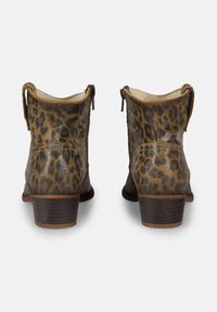 Bottes chelsea imprimé léopard en suède texturé, avec une fermeture éclair sur le côté, présentant un talon empilé marron et une doublure douce et neutre.