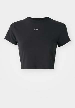 T-shirt noir cropped en coton doux avec un col rond et des manches courtes. Présente un logo Nike blanc sur la poitrine.