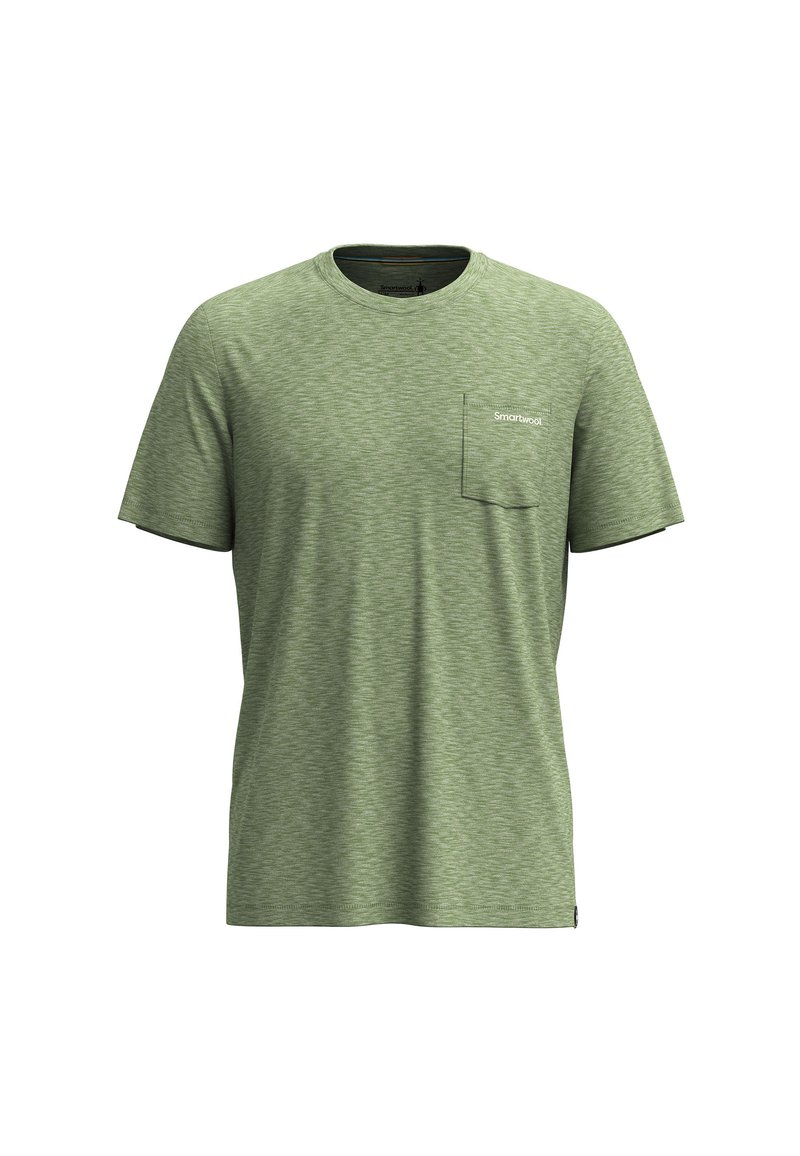 Zielony heatherowany t-shirt z krótkim rękawem i okrągłym dekoltem, z kieszonką na piersi i logo "Smartwool" na kieszeni. Miękka tekstura materiału.