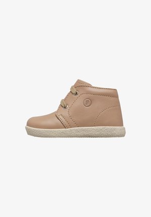 Scarpa beige per bambino con due lacci beige, suola in gomma, dettagli cuciti e un piccolo logo circolare sul lato.