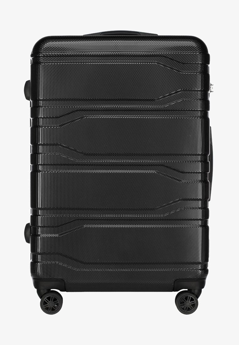 Maleta negra de concha dura con superficie texturizada, líneas verticales, ruedas dobles y un asa retráctil. Cuenta con un cierre de cremallera seguro.