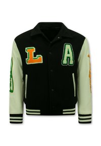 Zwarte varsityjas met witte mouwen, voorzien van geborduurde groene en oranje letters "L" en "A", gestreepte manchetten en een drukknopsluiting.