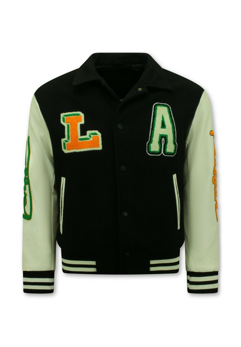 Zwarte varsityjas met witte mouwen, voorzien van geborduurde groene en oranje letters "L" en "A", gestreepte manchetten en een drukknopsluiting.