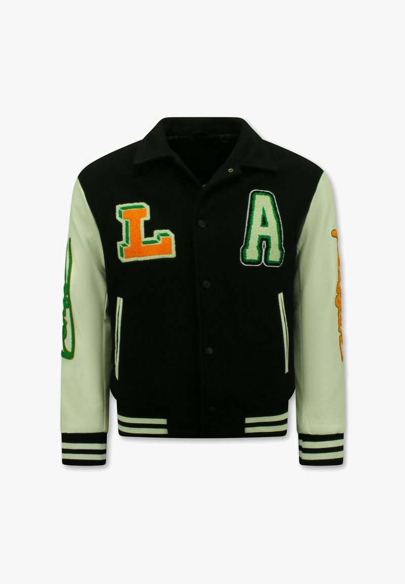 Zwarte varsityjas met witte mouwen, voorzien van geborduurde groene en oranje letters "L" en "A", gestreepte manchetten en een drukknopsluiting.
