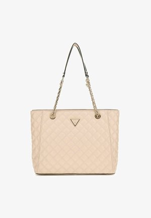 Borsa tote trapuntata di colore beige chiaro, con design a catena e doppi manici, dettagli in hardware dorato e logo triangolare sul davanti.