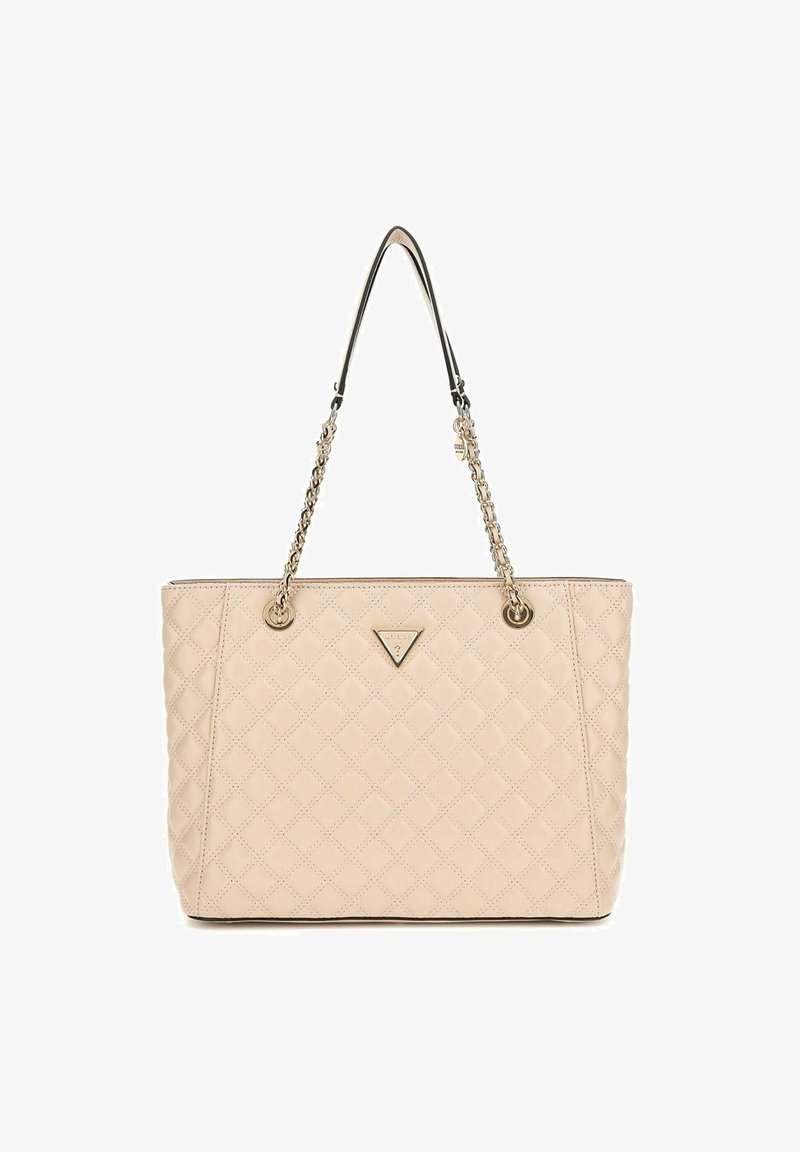 Borsa tote trapuntata di colore beige chiaro, con design a catena e doppi manici, dettagli in hardware dorato e logo triangolare sul davanti.