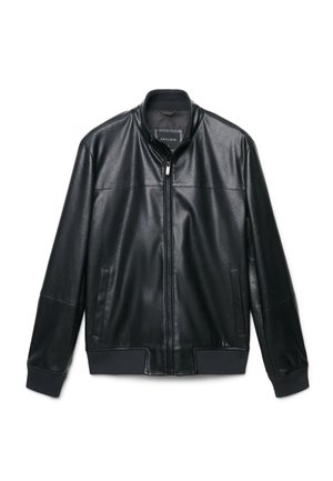 Giacca in pelle nera con cerniera frontale, collo, polsini e orlo a costine, e due tasche anteriori a fessura, distesa su sfondo bianco.