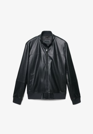 Giacca in pelle nera con cerniera frontale, collo, polsini e orlo a costine, e due tasche anteriori a fessura, distesa su sfondo bianco.