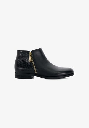 Bottines noires en cuir lisse avec un panneau texturé, fermeture zippée latérale avec quincaillerie dorée, petit talon carré et bout arrondi.