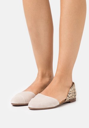 Ballerines en suède beige avec un bout pointu et un talon en imprimé léopard. Texture lisse avec un design contrasté, dotées d'un arrière ouvert et d'un profil bas.