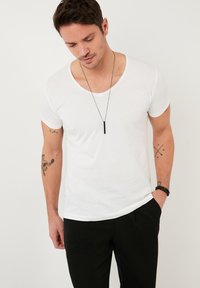 Buratti V-NECK  - Jednoduché tričko - ecru