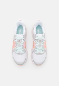Zapatillas de running ligeras en blanco, gris y coral; parte superior de malla con cuello acolchado, cordones en azul claro, logotipo en la lengüeta y el lateral.