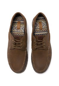 Braune Lederschuhe mit abgerundeter Spitze, gesteppten Details und gemusterter Textilfütterung. Sie besitzen braune Schnürsenkel und seitliche Akzente.
