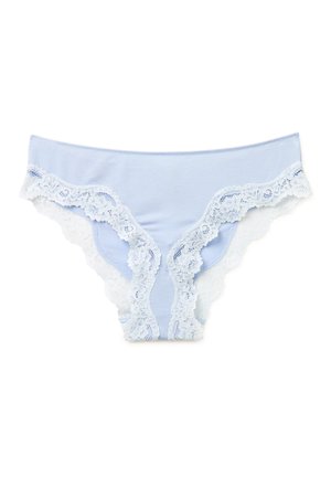 Jasnoniebieska damska bielizna z białą koronką w kwiatowy wzór wzdłuż talii i otworów na nogi na białym tle.